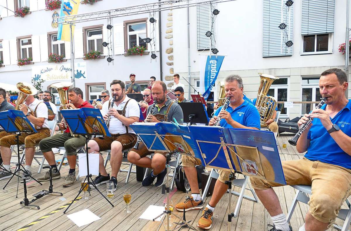 Nach der Coronapause geht es endlich weiter mit Sommerfesten. Das Gesamtorchester der Stadt Hüfingen eröffnet das mittlerweile elfte Stadtbächlifest. Foto: Bombardi