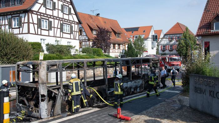 Fahrgäste retten sich aus brennendem Bus