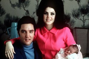Elvis und Priscilla Presley mit Töchterchen Lisa Marie im Februar 1968. Klicken Sie sich durch Bilder des King und seiner Queen. Foto: AP