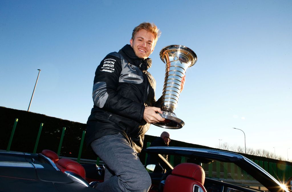 Da ist der Pott: Nico Rosberg zeigt ihn noch einmal im Mercedes-Werk in Sindelfingen.