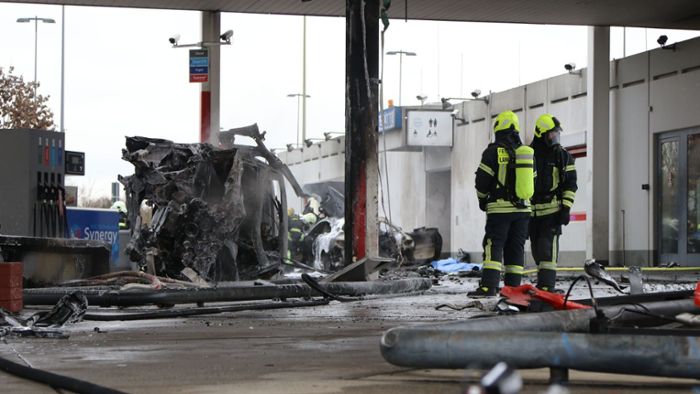 Zwei Tote bei Explosion und Brand an Autobahnraststätte