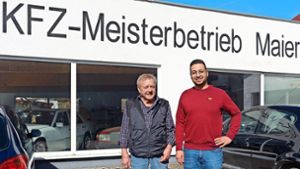 Hartmut Maier (links) und Fernando Goncalves haben die anstehende Übergabe der Kfz-Werkstatt in die Wege geleitet. Foto: Schneider