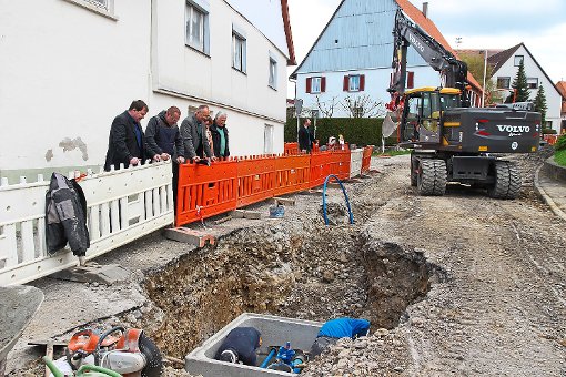 In der Aistaiger Straße wird derzeit die Wasserleitung verlegt. Fotos: Steinmetz Foto: Schwarzwälder-Bote