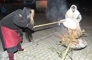 Auch wenn das Feuer in diesem Jahr deutlich kleiner ausfiel: Am Dienstagabend wurde die Fasnet auf dem Rapp-Platz Unterschwandorf verbrannt. Foto: Katzmaier