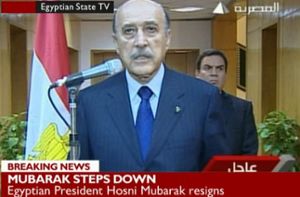 Der ägyptische Vizepräsident Omar Suleiman gibt am Freitag in Kairo den Rücktritt von Präsident Mubarak bekannt. Foto: dpa