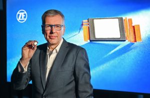 ZF-Vorstandschef zeigt einen modernen Mikrochip. Foto: dpa/Felix Kästle