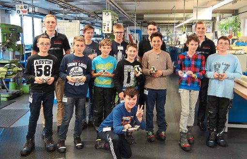 Zehn Jugendliche der Jugend-Technik-Schule der Kreisvolkshochschule bekamen Einblick in die kreativen Werkstätten von Bosch Rexroth in Horb. Foto: Bosch Rexroth Foto: Schwarzwälder-Bote