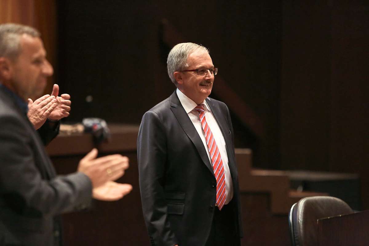 Oktober 2014: Nach der erneuten Wahl zum Bürgermeister erhält Reinhold Schäfer den Applaus im Gemeinderat. Demnächst scheidet Schäfer aus dem Amts aus.
