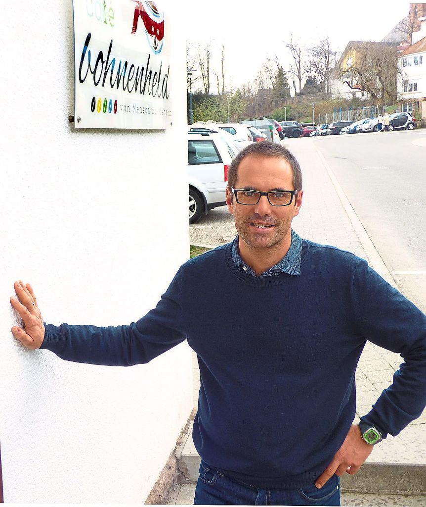 Pastor Tobias Beißwenger geht gerne neue Wege wie etwa mit dem Café Bohnenheld. Als neueste Idee zum Reformationsjubiläum möchte  er 95 neue Thesen sammeln.   Foto: Vaas Foto: Schwarzwälder-Bote
