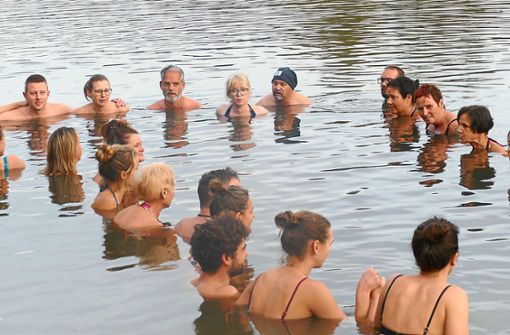 Die Teilnehmenden nehmen sich während des Kaltbadens im Salinensee in einer besonderen Weise wahr. Foto: Bombardi