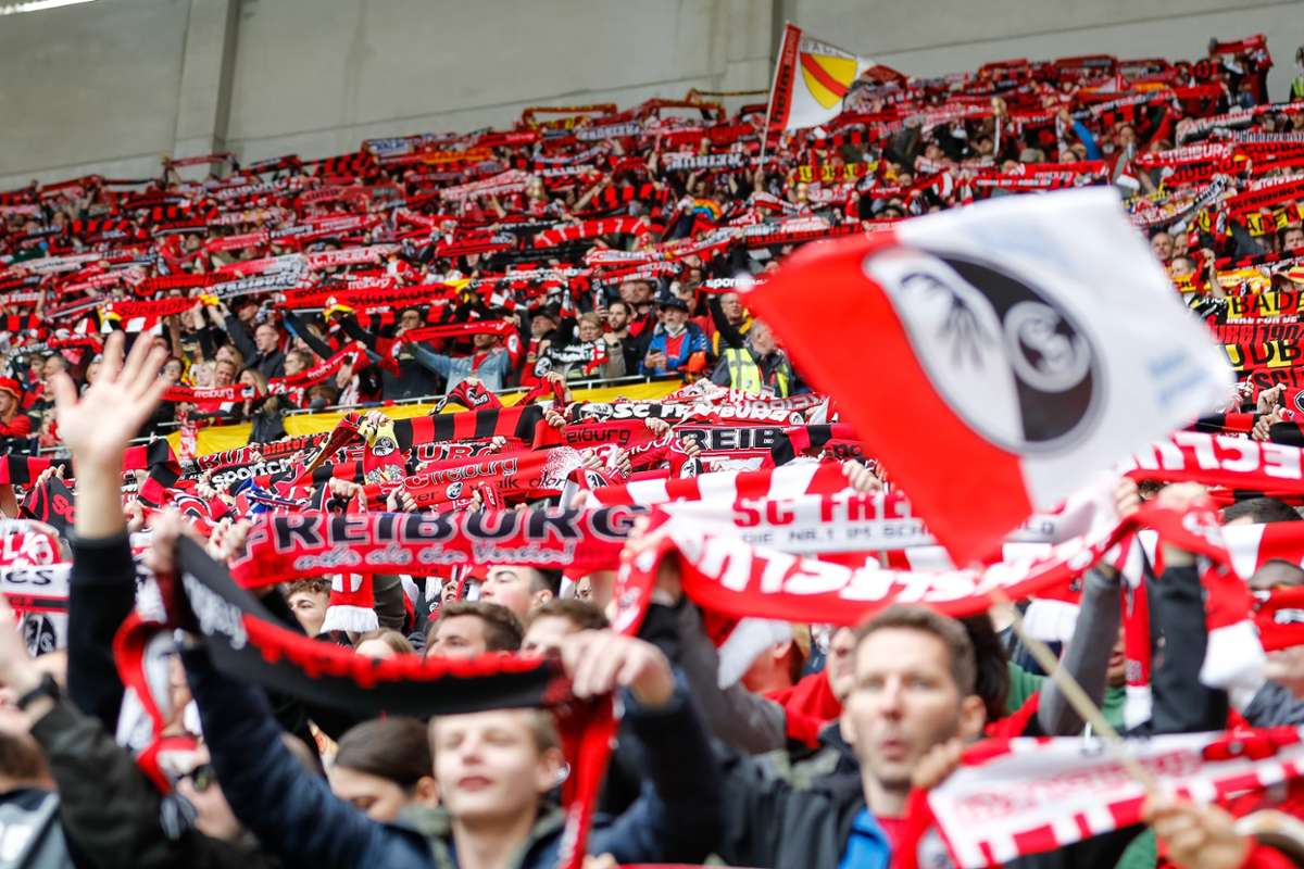 Die Unterstützung der Fans ist der Freiburger Mannschaft sicher. Foto: Eibner/Hubbs