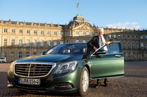 Winfried Kretschmann erhält für seinen Dienstwagen von der Deutschen Umwelthilfe als einziger Ministerpräsident die Grüne Karte. Sein Mercedes Benz S300 Blue Tec Hybrid stößt 115 Gramm  CO 2 pro Kilometer aus. Foto: dpa