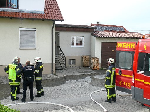 Kurz war der Einsatz, kurz auch dessen Nachbereitung vor Ort durch   Polizei und   Feuerwehr.  Foto: Hauser Foto: Schwarzwälder-Bote