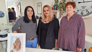 Marija Bantle (von links), Seher Özkan und Ute Storch sind im  Friseurstudio Sabine  für die Kunden da. Foto: Cools