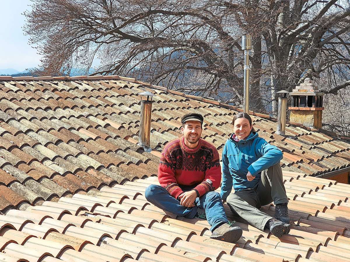 Kai Aufrecht und Lucie Pfeiffer genießen die Sonne auf dem Dach ihres neuen Heims.