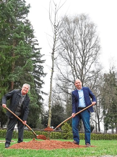Bürgermeister   Christian Ruf (rechts) und Kurt Faupel (links)  pflanzen eine Flatterulme, den  Baum des Jahres.  Foto: Stadt Rottweil Foto: Schwarzwälder Bote