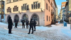 Das Ordnungsamt mit Unterstützung von Security-Kräften und  viele  Polizeibeamte sind in der Innenstadt unterwegs. Es bleibt jedoch ruhig. Foto: Otto