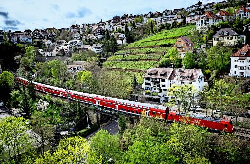 Soll nach dem Willen der Regionalversammlung auch mit Stuttgart 21 in Betrieb bleiben: die Gäubahn im Stuttgarter Westen, hier oberhalb der Türlenstraße. Foto: Lichtgut/Achim Zweygarth