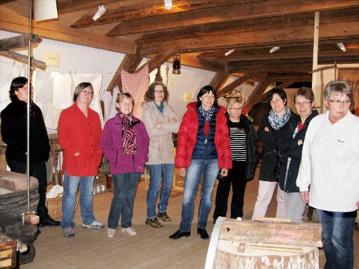 Neugierig nehmen die Mitglieder des Frauentreffs Aufatmen das Heimatmuseum in Augenschein. Foto: Ruf Foto: Schwarzwälder-Bote