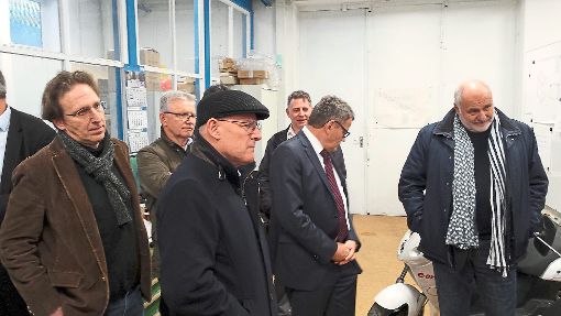 Verkehrsminister Winfried Hermann (Zweiter von links) schaute sich interessiert die Werkstatt der Mwi AG auf dem Empfinger Innovationscampus an. Foto: Begemann Foto: Schwarzwälder-Bote