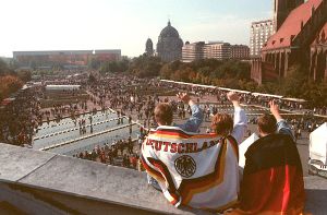Vor 25 Jahren, am 3. Oktober 1990, feierten Ost- und Westdeutsche die deutsche Wiedervereinigung. Foto: dpa