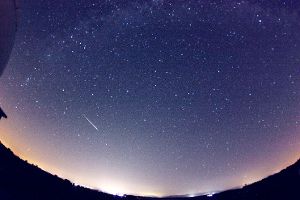 Ein Meteor verglüht am Himmel über der Zollernalb. Dieses Phänomen kann man heute Abend bei gutem Wetter dutzendfach beobachten.  Foto: Sternwarte Foto: Schwarzwälder-Bote