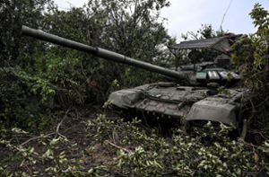 Ein zurückgelassener russischer Panzer  – Ampelpolitiker  glauben, mit westlichen Panzern könnten Moskaus Truppen noch schneller zurückgedrängt werden. Foto: AFP/Juan Barreto