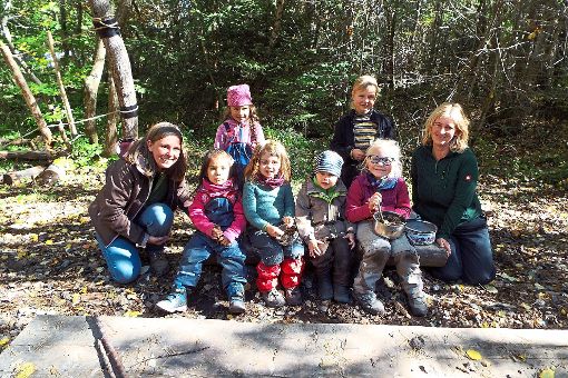 Astrid Jung (links) und Susanne Dede (rechts) mit einigen Kindern des Waldkindergartens, der sich  in der Nähe des Festplatzes Walkebuck in der Villinger Südstadt befindet. Foto: Krämer Foto: Schwarzwälder-Bote