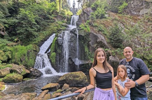 Lena, Amelie und Sascha Spitz gönnen sich während der kleinen Wanderung am Triberger Wasserfall eine kurze Pause bei bester Aussicht. Foto: Cornelia Spitz