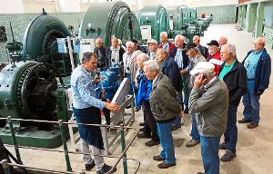 In der Turbinenhalle des Wasserkraftwerks in Forbach gibt Werner Schoch (links) den Mitgliedern der Alterswehr Neuweiler Informationen. Foto: Schabert Foto: Schwarzwälder-Bote
