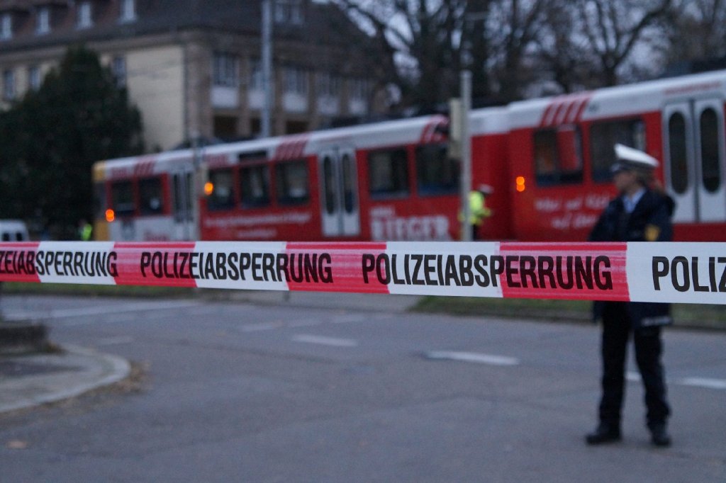 Eine Stadtbahn hat am Sonntagnachmittag in der Bebelstraße einen Mann erfasst. Dieser verstarb noch am Unfallort.