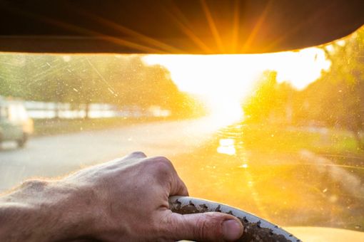 Die Unfallverursacherin wurde von der Sonne geblendet und kam deswegen mit ihrem Auto zu weit nach rechts. (Symbolfoto) Foto: Denis Torkhov/ Shutterstock