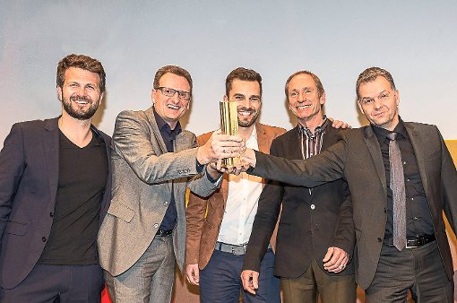 Den iF gold award nahmen Jan Heisterhagen, Leiter Hansgrohe Produktmanagement (Zweiter von links), und Tom Schönherr (Zweiter von rechts) von Phoenix Design, dem langjährigen Designpartner von Hansgrohe, bei der Verleihung in München entgegen. Foto: Hansgrohe Foto: Schwarzwälder-Bote