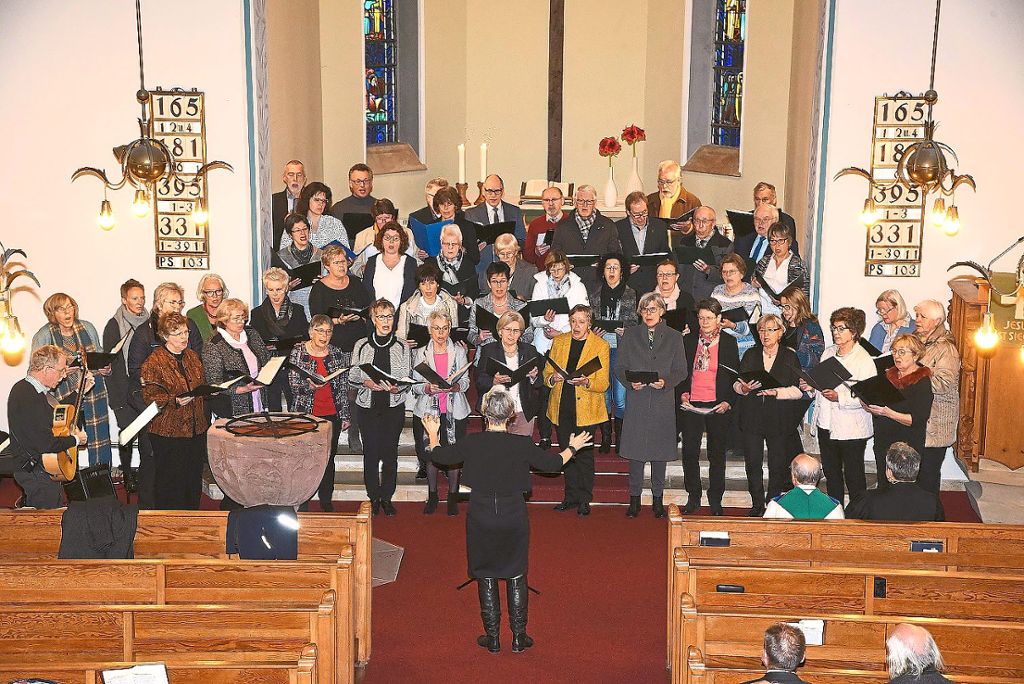 Der Projektchor aus kirchlichen Chören Waldachtals verleiht dem Jahresanfangs-Gottesdienst in der Christuskirche eine besondere Note.