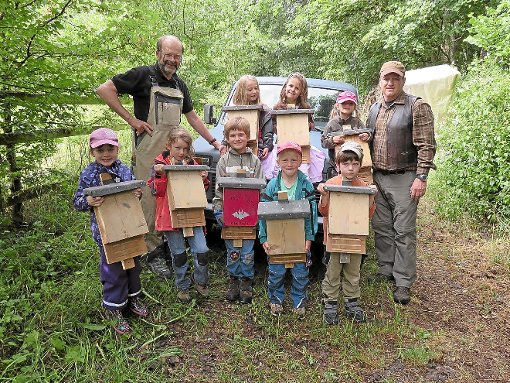 Stolz präsentierten die Kindergartenkinder ihre selbst gebauten Fledermauskästen. Foto: Glöckler Foto: Schwarzwälder-Bote