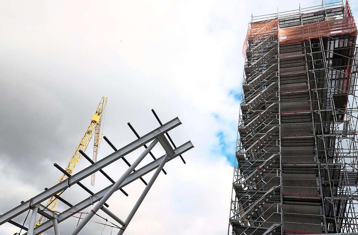 Hier stimmte was nicht: Vor zwei Jahren kamen die Bauarbeiten an der Rothaus-Schanze in Hinterzarten zum Stillstand, weil die eingesetzte Stahlkonstruktion den Sprungturm um einen Meter verfehlte. Foto: Eibner