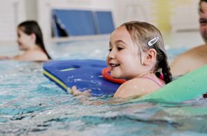 Schwimmhilfen wie Schwimmbretter können das Schwimmenlernen unterstützen. Foto: DLRG