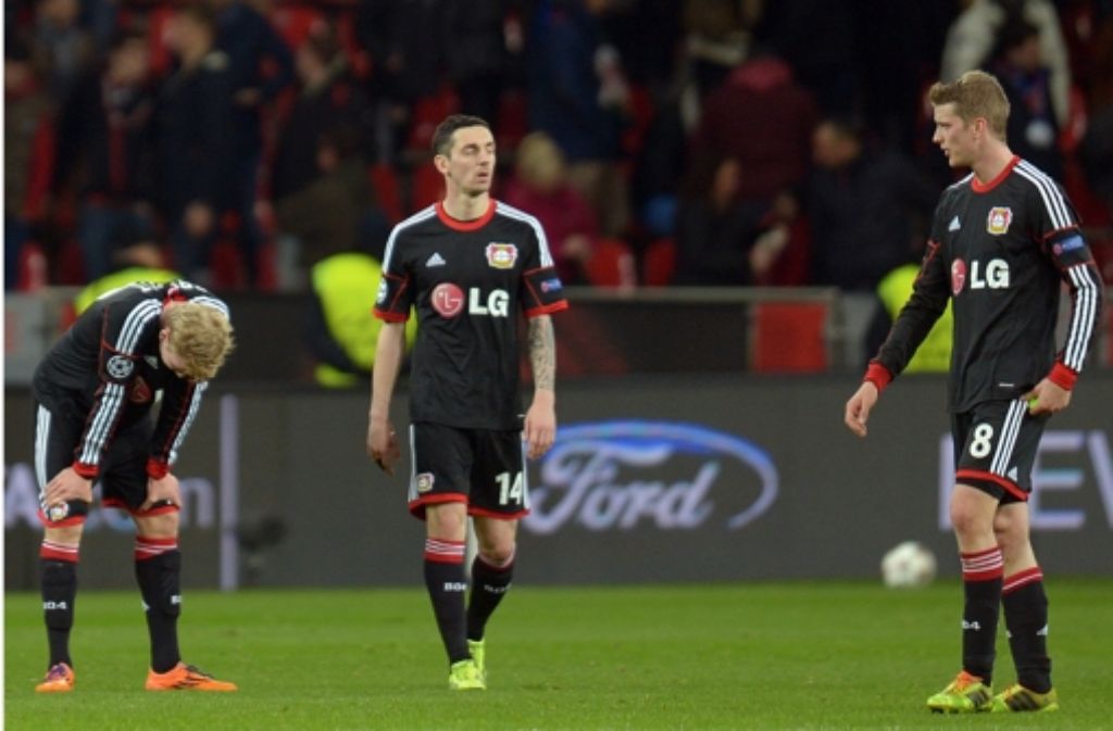Bedröppelt schleichen die Spieler von Bayer Leverkusen nach der 0:4 Pleite gegen Paris St. Germain vom Platz. Foto: dpa