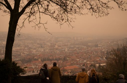 Womöglich könnte der Himmel über Stuttgart schon bald  aussehen wie im Februar 2021. Expertinnen und Experten sehen einen Saharastaub auf Deutschland zukommen. Foto: dpa/Marijan Murat