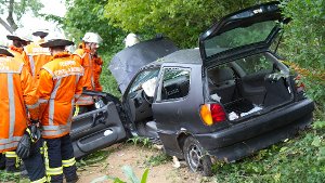 Unfall auf B10 in Korntal-Münchingen: VW Polo schleudert gegen Baum