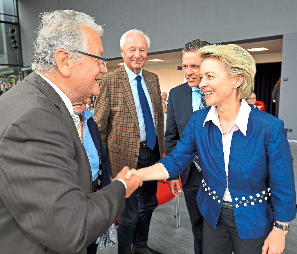 Ursula von der Leyen begrüßt  Franz Schuhmacher (links) und Hansjörg Häfele, links neben der Ministerin der Bundestagsabgeordnete Thorsten Frei.