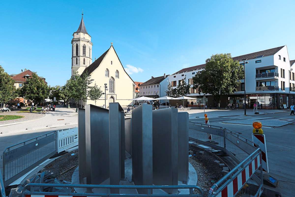 Kunst im Kreisel: Das Schaufelmühlrad ist am Montag am Hinteren Kirchplatz installiert worden.