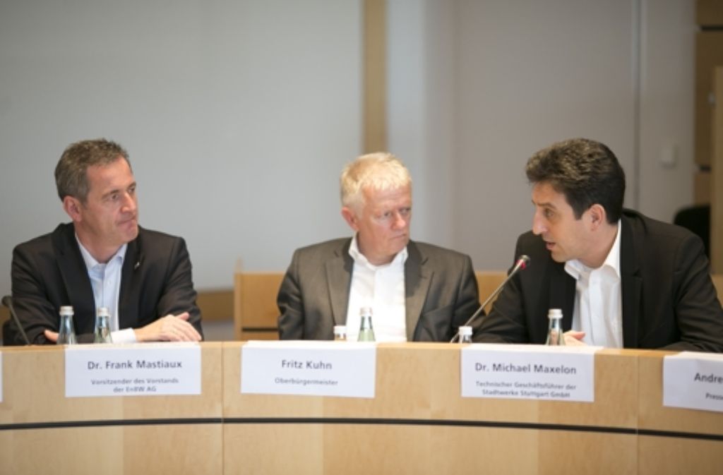 OB Fitz Kuhn (Mitte) mit EnBW- und Stadtwerke-Chef. Foto: Leif Piechowski