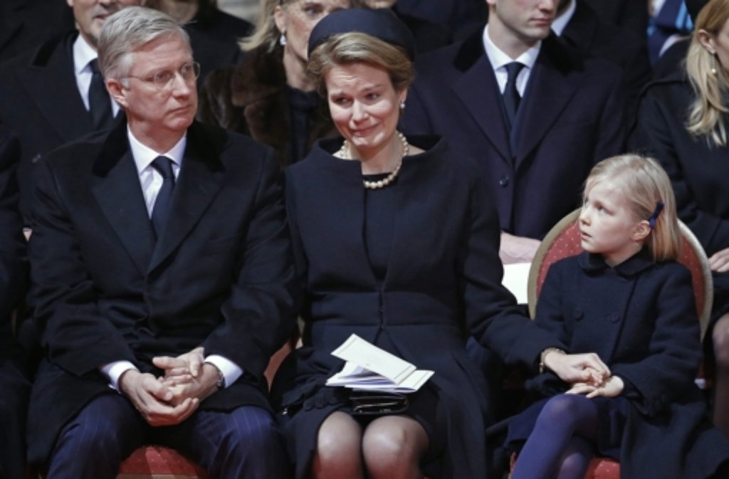 Königin Mathilde (Mitte), ihr Mann König Philippe und Tochter Eleonore trauern um Königin Fabiola, die verstorbene Tante von Philippe.