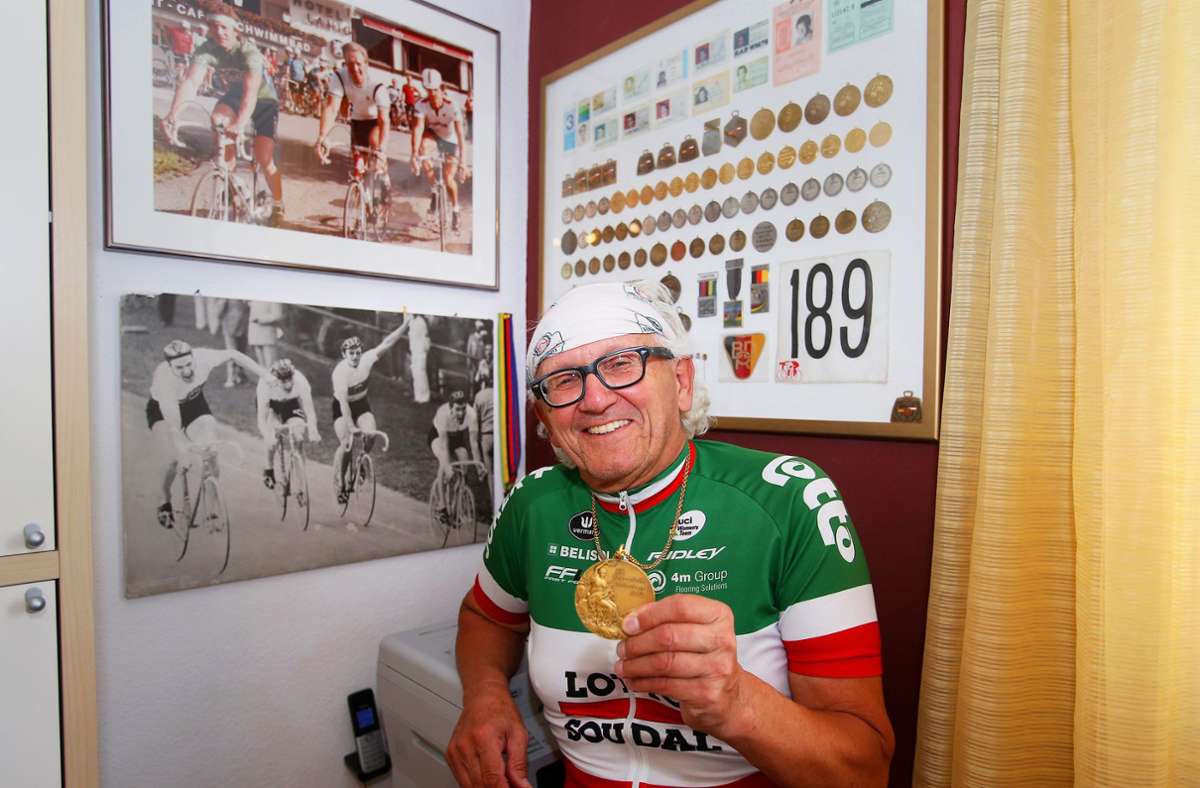 Im Trophäenzimmer: Jürgen Colombo mit der Goldmedaille von den Olympischen Spielen 1972 in München. In unserer Bildergalerie Aufnahmen von damals. Foto: Baumann