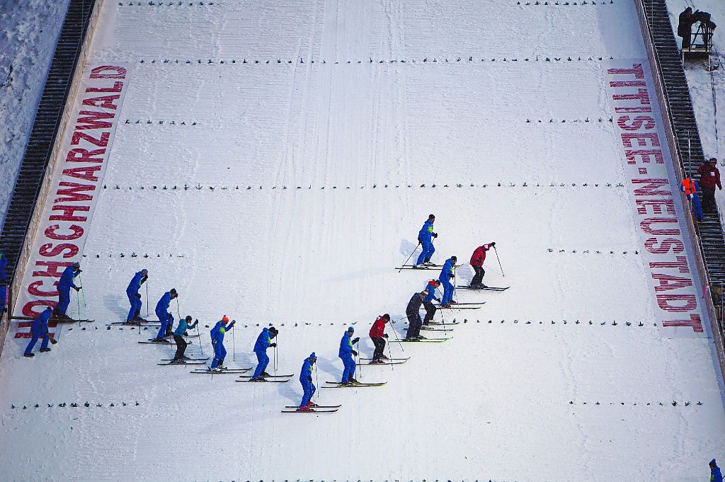 Die nicht einfache Aufgabe den Aufsprunghügel in besten Zustand zu bringen haben die Mitglieder des Skiclubs übernommen. Echte Könner sind hier gefragt.