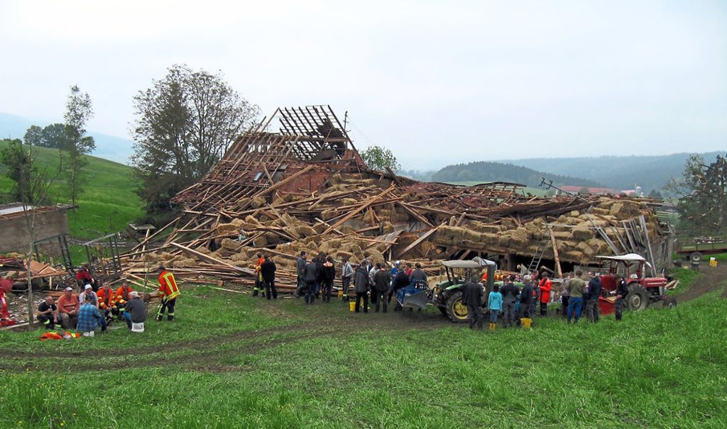 Über 50 Freiwillige helfen am 21. Mai 2015  beim Aufräumen auf dem Buchhof bei Fützen, der am 14. Mai durch einen Tornado zerstört wurde.