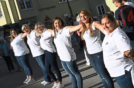 Arm in Arm tanzen die Mitglieder der griechischen Gemeinde. Foto: Kienzler