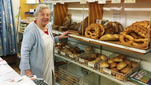 Margarete Ott in ihrem geliebten Laden auf dem Lemberg. Bis kurz vor ihrem Tod stand sie noch hinter dem Verkaufstresen. Foto: Ott