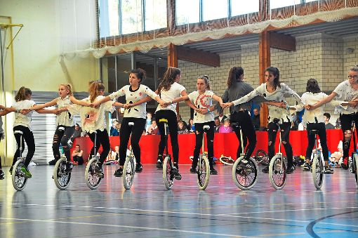 Die Sportlerinnen des Radfahrervereins Wellendingen zeigen ihre Thriller-Kür frei nach Michael Jackson.  Fotos: Riedlinger Foto: Schwarzwälder-Bote
